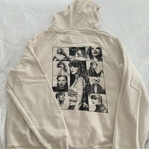 Women’s XL TAYLOR SWIFT The Eras Tour Cream Black Logo Photo Hooded Sweatshirt
